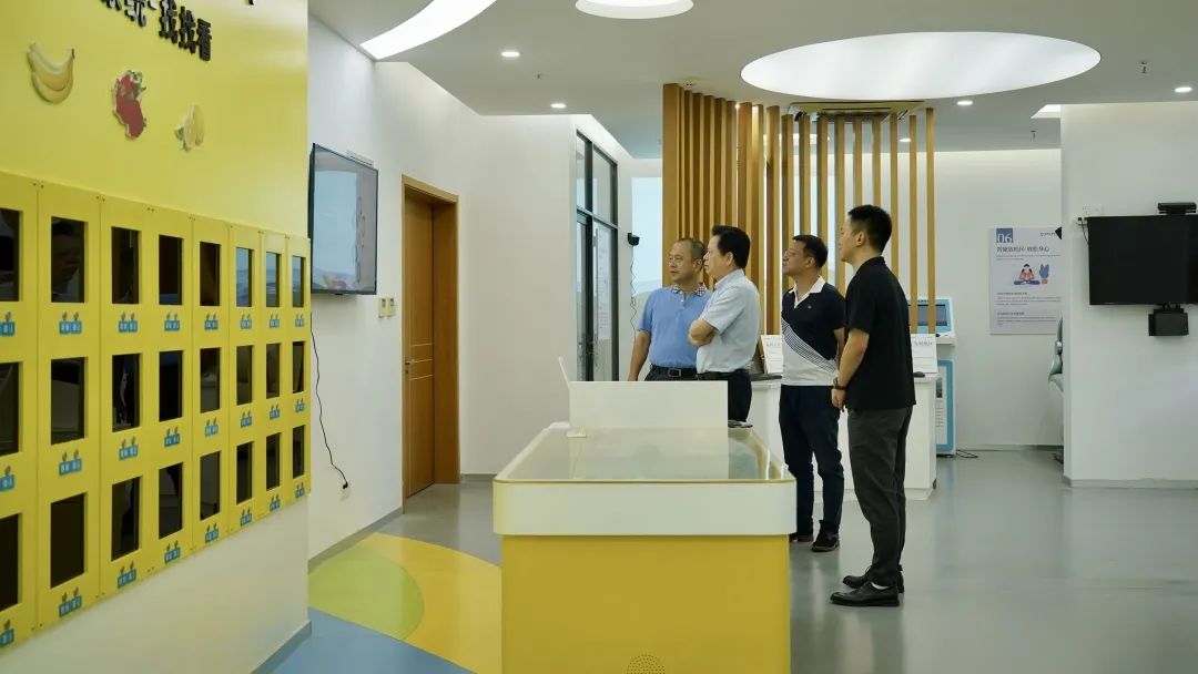 刘捷明会长一行观看企业宣传片